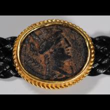 Bracelet or et cuir avec pi�ce en bronze